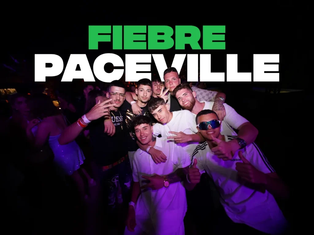 Fiesta española Fiebre en Paceville, Malta, con un grupo de jóvenes de noche