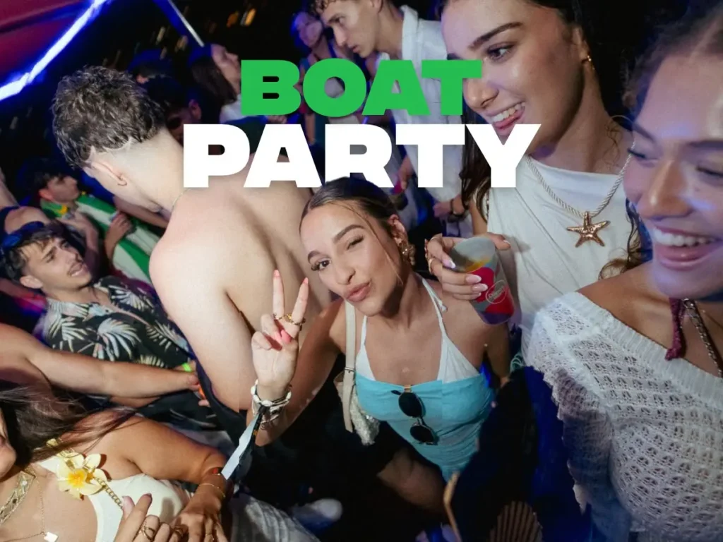 Grupo de jóvenes en la boat party de Malta, con barra libre en pleno Mediterráneo
