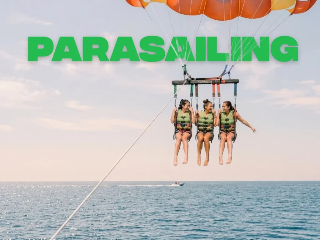 Grupo haciendo parasailing sobre el mar en Malta