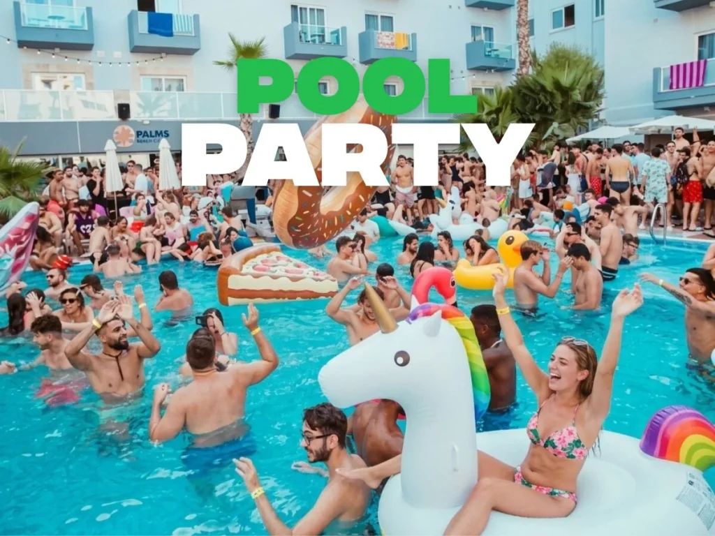 Fiesta de piscina con hinchables y jóvenes bañándose en Malta