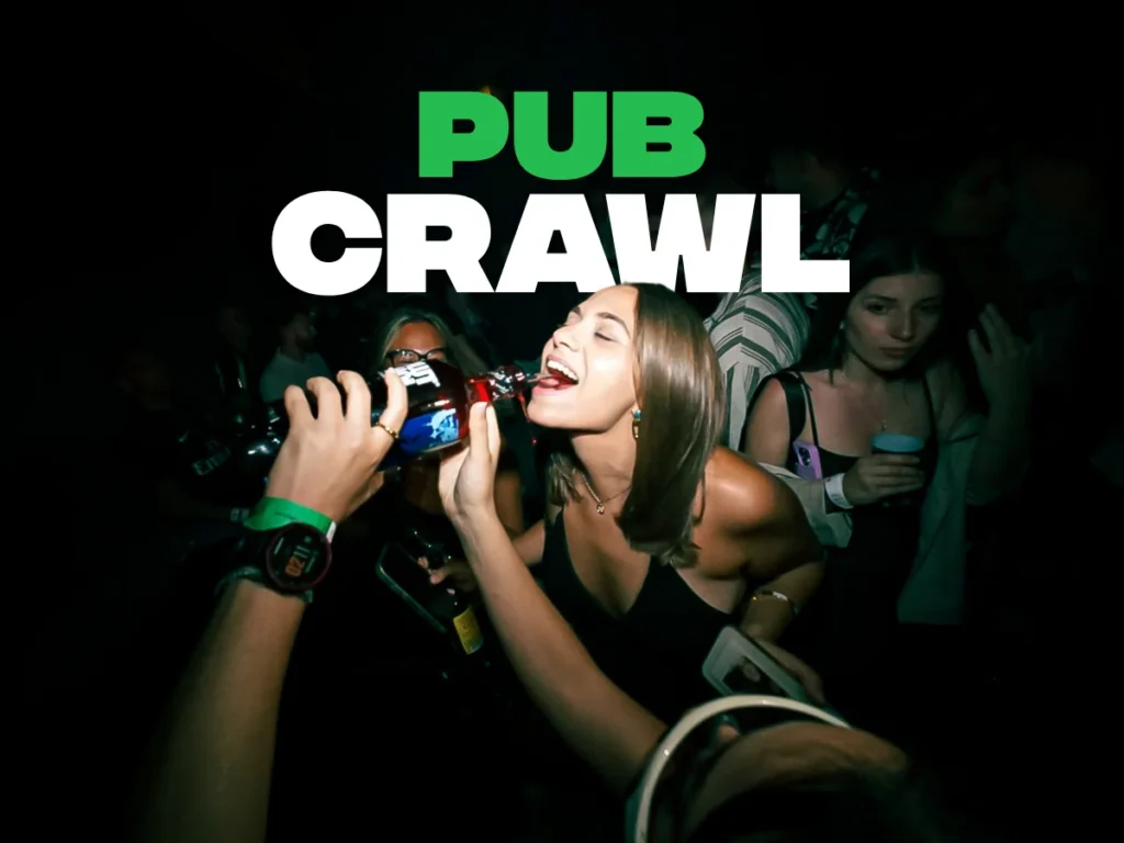 Chica brindando en la ruta de bares Pub Crawl de Paceville, Malta