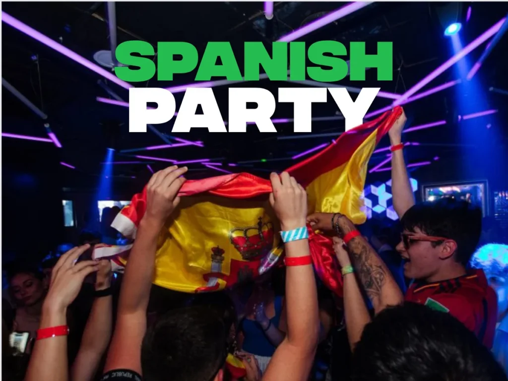 Bandera de España sobre el público en la Spanish Party de Paceville, Malta