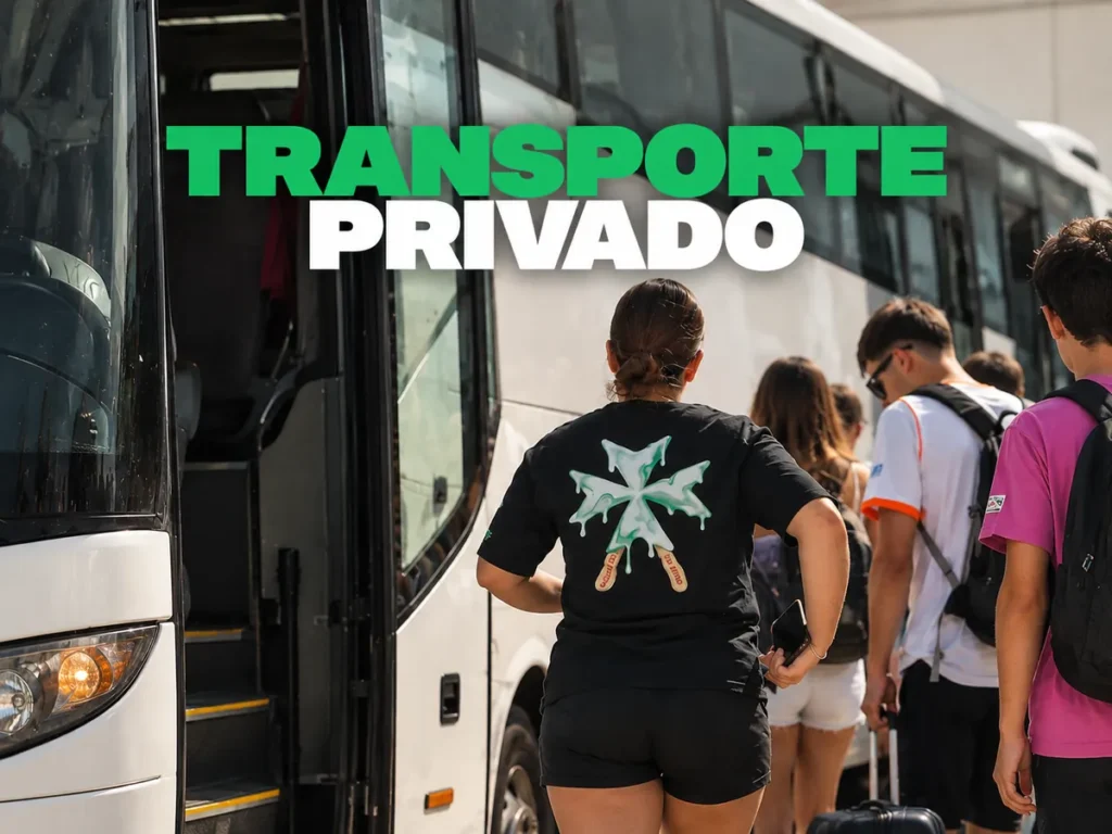 Grupo de estudiantes subiendo a un autobús privado con una monitora de Tu Viaje Agency en Malta