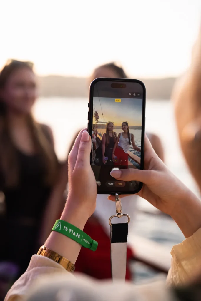 Una viajera graba con el móvil el atardecer sobre el mar en Malta