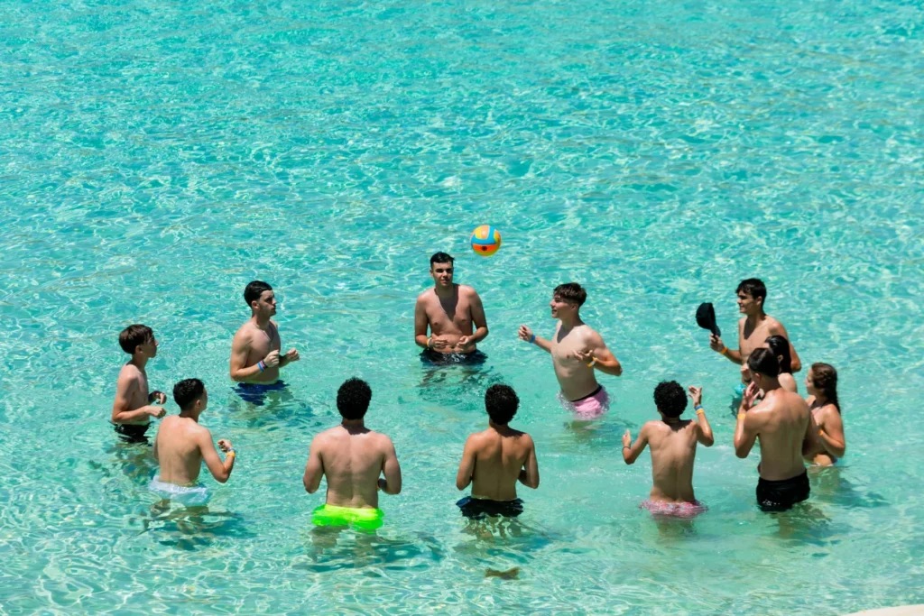 Grupo bañándose en el agua turquesa del Blue Lagoon de Comino