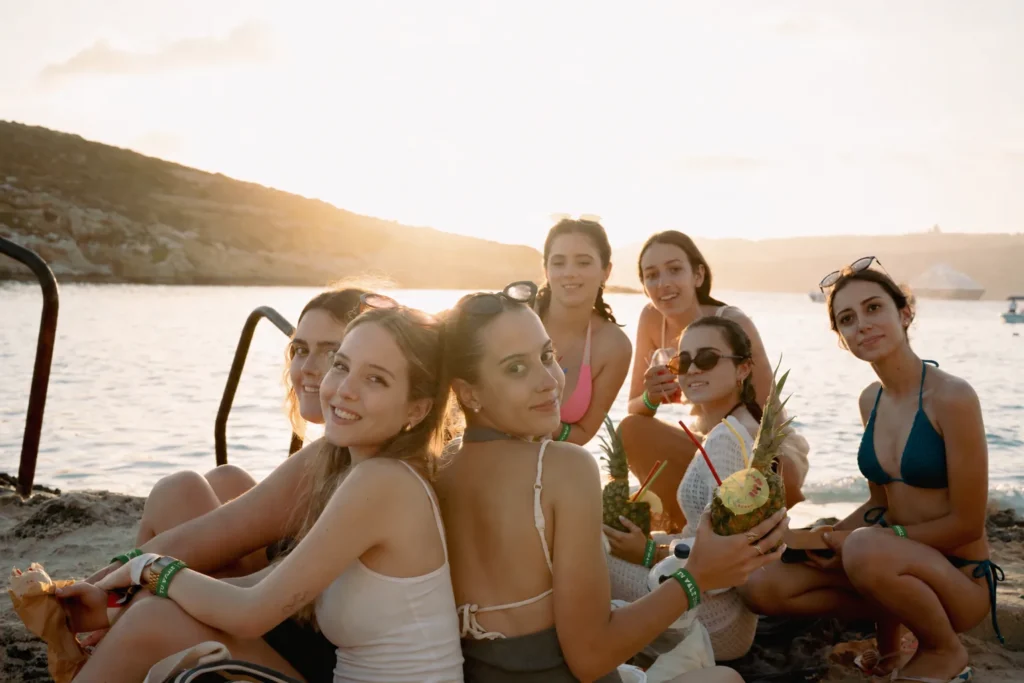 Grupo de amigas al atardecer tras un día de barco en Malta