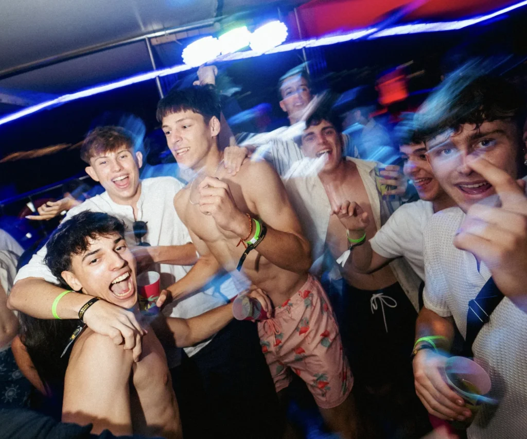 Grupo de amigos en plena fiesta durante una noche en Malta