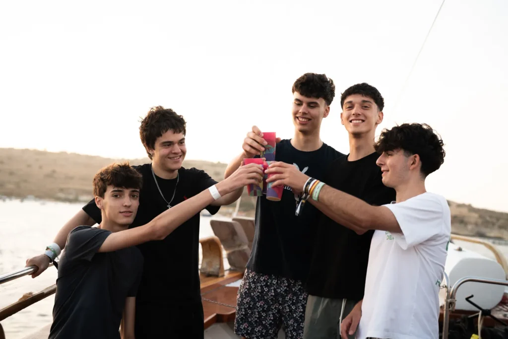 Chicos brindando en la cubierta del barco en su viaje a Malta después de selectividad