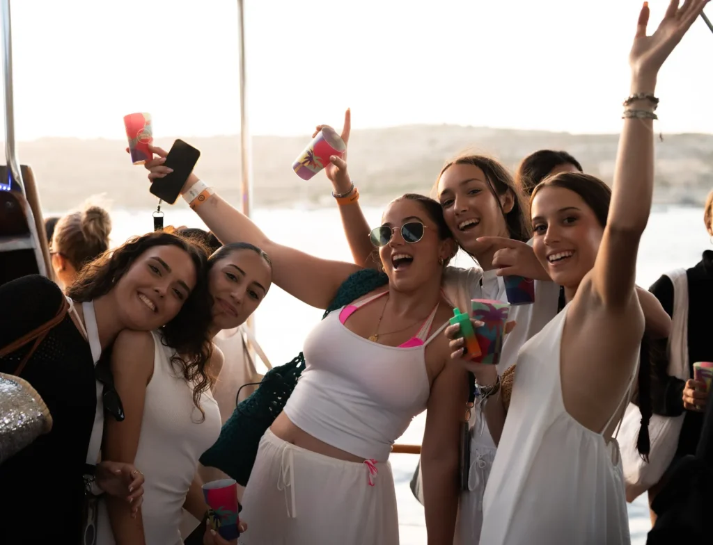 Chicas de fiesta con vasos en la mano en la Boat Party de Malta