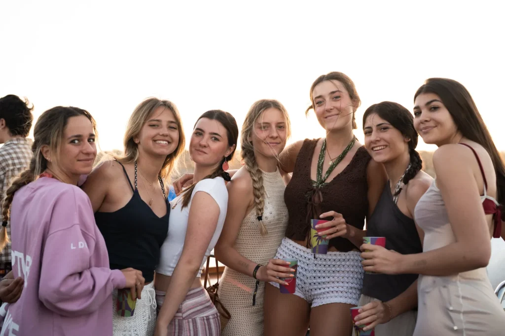 Grupo de chicas en la cubierta del barco al atardecer en la Boat Party de Malta
