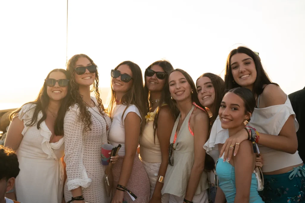 Grupo de chicas vestidas de blanco en la Boat Party, plan estrella del viaje en grupo a Malta