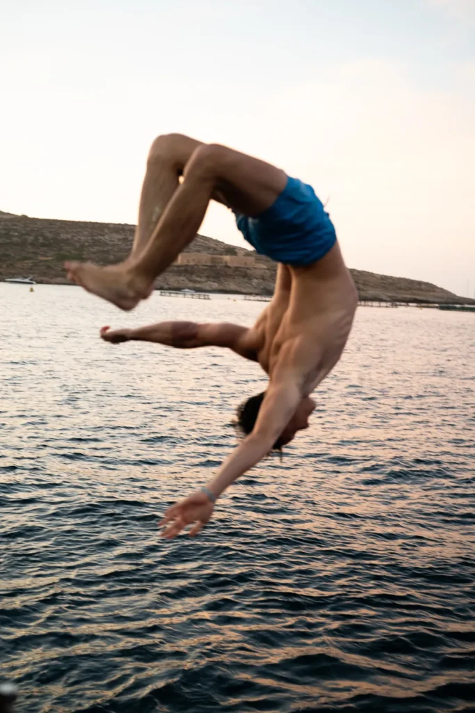 Chico haciendo un salto mortal al mar desde el barco en la Boat Party de Malta