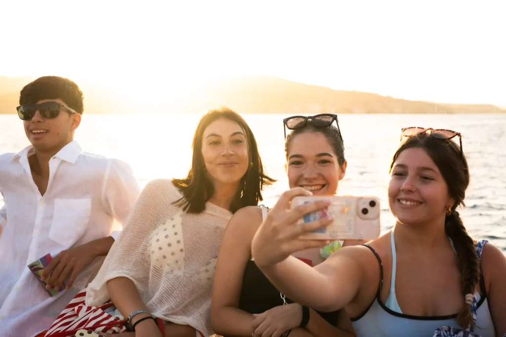 Grupo haciéndose un selfie en el barco al atardecer en la Boat Party de Malta