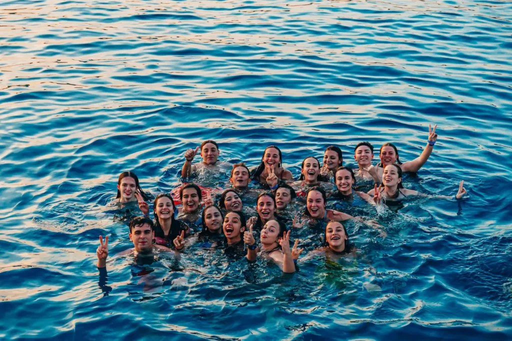 Grupo de viajeros bañándose en mar abierto en Malta en su viaje de fin de curso