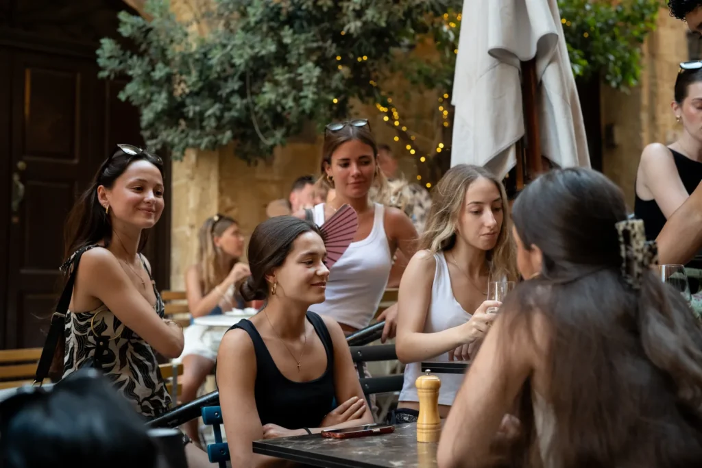 Grupo de chicas en una terraza de La Valeta en su viaje a Malta después de selectividad