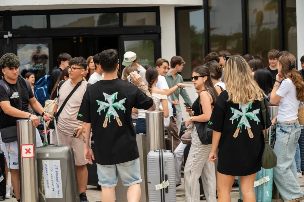 Llegada del grupo al hotel en Malta con el staff de Tu Viaje Agency en el viaje de fin de curso